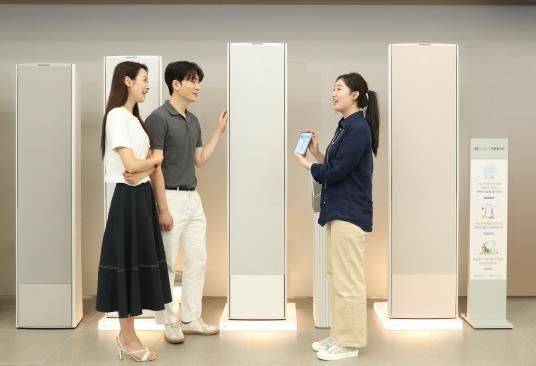 삼성스토어 서초에서 매니저가 소비자들에게 '비스포크 AI 무풍 갤러리'를 안내하고 있다. [이미지출처=삼성전자 제공, 연합뉴스]