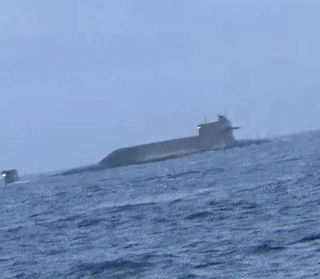 지난 6월18일 새벽 5시쯤 대만해협에서 물 위에 떠올라 조업 중인 대만 어민들에게 포착된 중국의 094형 전략핵잠수함. /대만 자유시보, 어민 제공