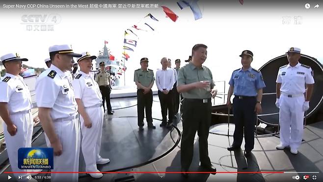 2021년4월 중국의 최신예 094형 전략핵잠수함에 오른 시진핑 주석이 해군 관계자들과 대화를 나누고 있다. /중국 CCTV
