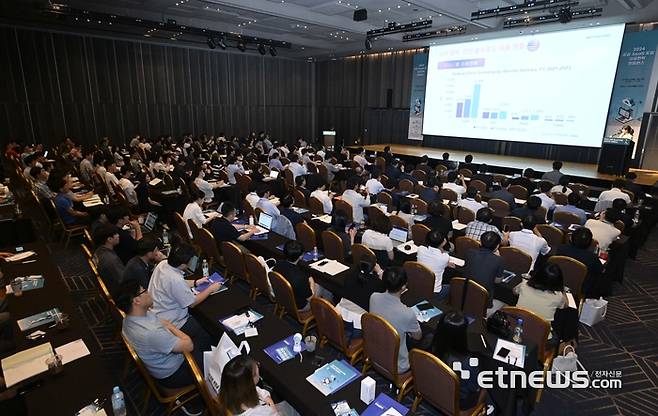 과학기술정보통신부가 주최하고 한국지능정보사회진흥원, 전자신문이 주관하는 '2024 공공 SaaS 도입 성공전략 콘퍼런스'가 21일 서울 강남구 코엑스에서 열렸다. 김은주 한국지능정보사회진흥원 본부장이 '혁신의 물결을 타라 : 공공부문의 SaaS 활용 전략'을 주제로 기조연설을 하고 있다. 김민수기자 mskim@etnews.com