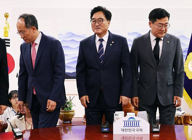 우원식 국회의장이 6월21일 서울 여의도 국회의장실에서 열린 원 구성을 위한 양당 원내대표 회동에서 기념사진을 찍은 뒤 자리로 향하고 있다. 왼쪽부터 추경호 국민의힘 원내대표, 우원식 의장, 박찬대 더불어민주당 원내대표. 공동취재사진