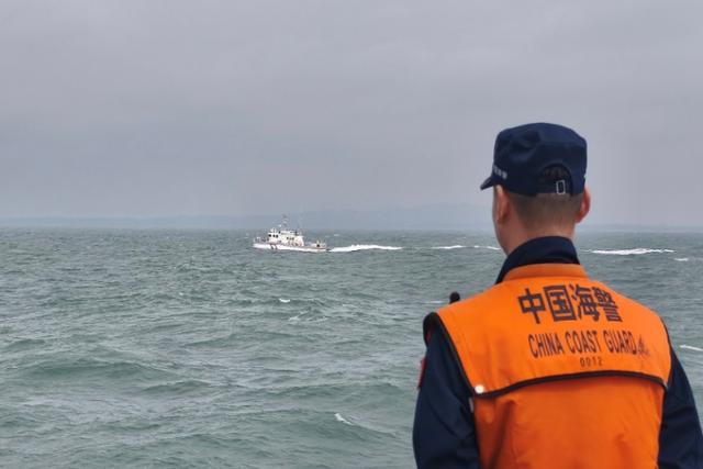 대만 진먼다오 해역에서 순찰 작전에 참가 중인 중국 푸젠성 해경 대원이 대만 해경선을 바라보고 있다. 글로벌타임스 캡처