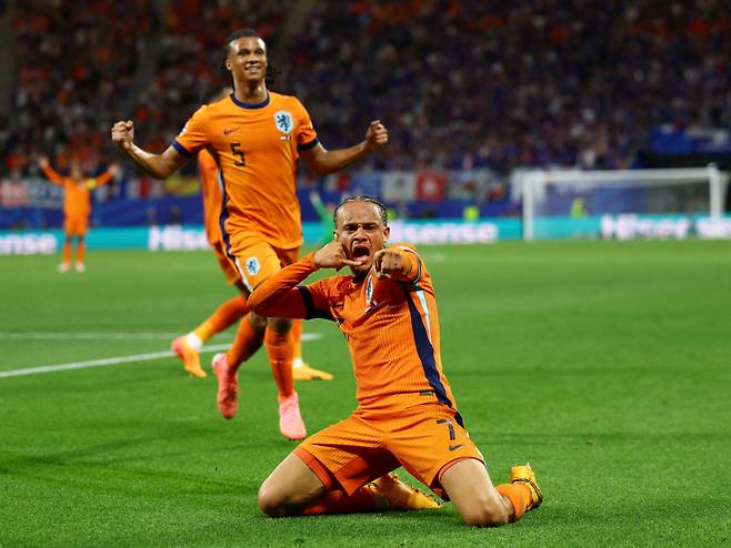 사비 시몬스가 프랑스 골문을 열고 기뻐하는 모습. 사진=로이터 연합뉴스