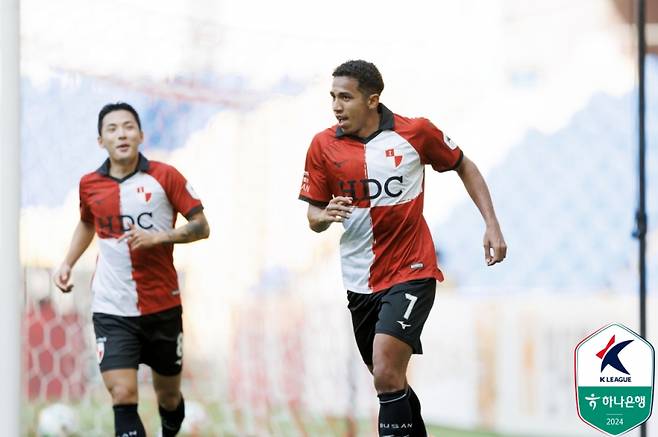 부산 임민혁(왼쪽)과 페신. 사진=프로축구연맹