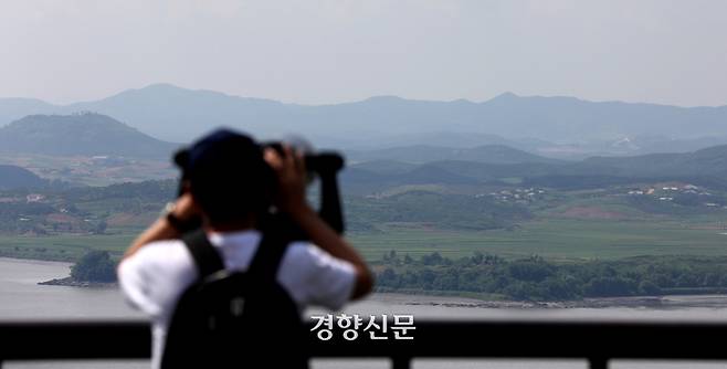 경기도 파주시 임진각 전망대에서 23일 한 관광객이 북쪽을 바라보고 있다. 김창길 기자