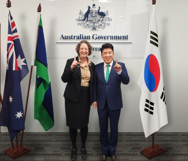 Hana Financial Group Chairman Ham Young-joo (right) poses for photos with Alex Heath, first assistant secretary of the Australian Treasury’s Climate and Energy Division, in Canberra, Australia on Friday. (Hana Financial Group)