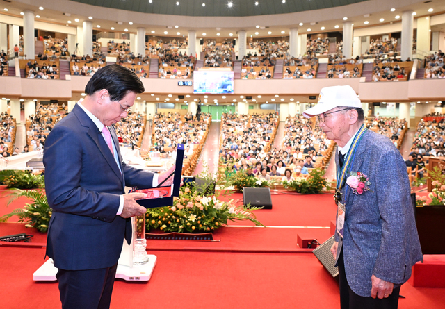 이영훈(왼쪽) 여의도순복음교회 목사가 앞서 교회에서 열린 ‘제74주년 6·25전쟁 참전용사 초청 기념 감사예배’에서 참전용사인 강윤희 성도에게 감사패를 전달하는 모습. 여의도순복음교회 제공