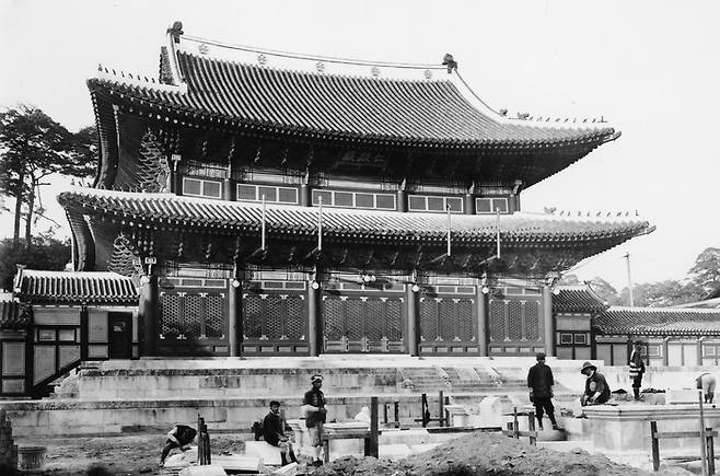 인조가 즉위한 창덕궁 인정전(1909년 세키노 다다시 촬영). 하월대 중앙계단 앞쪽으로 석축공사를 하고 있다. 인정전 1층 공포 부분으로 연통 4개가 나와 있다. 창덕궁에는 순종이 1926년 4월 25일 승하할 때까지 거처했다. [국립중앙박물관]