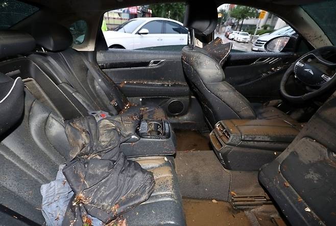 침수차 내부 상태 [사진출처=연합뉴스]