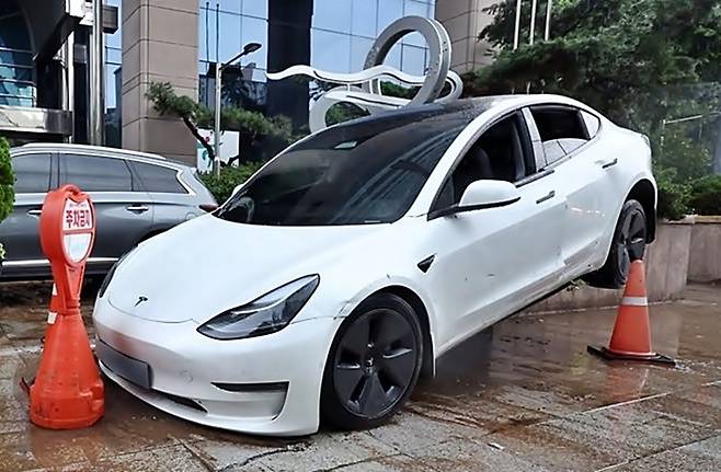 침수피해를 입은 차량 [사진출처=연합뉴스]