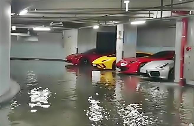 침수피해를 입은 차량 [사진출처=연합뉴스]