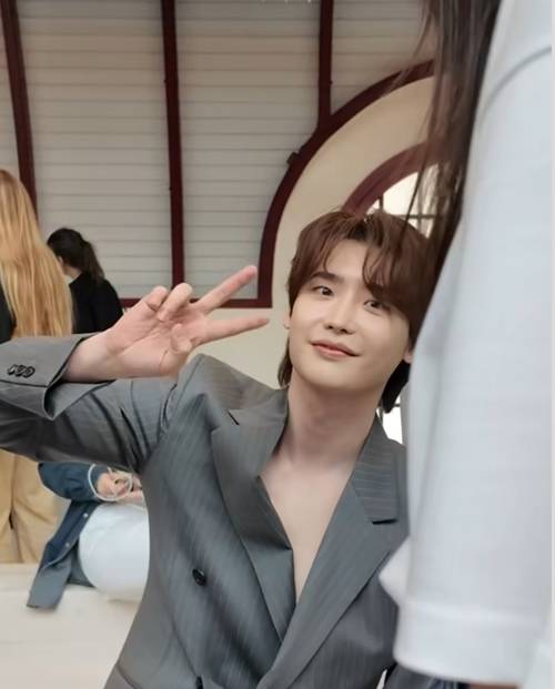 이종석이 프랑스 파리에서 다양한 패션 스타일로 눈길을 사로잡았다. 사진=이종석 SNS