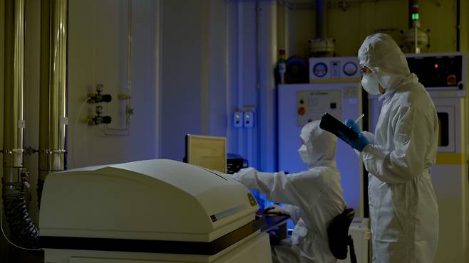 코오롱인더스트리 연구원이 질량분석 장비를 통해 원소함량을 확인하고 있다. [코오롱인더스트리 제공]