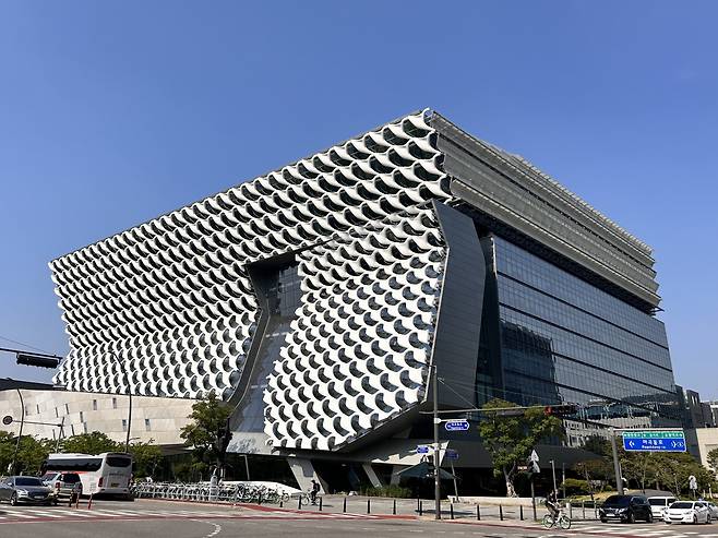 지난 19일 찾은 서울 강서구 마곡동 코오롱 원앤온리타워. 코오롱인더스트리의 주력 제품인 아라미드 섬유를 당겼을 때 표면을 형상화한 건물 외벽이 인상적이다. [김은희 기자]