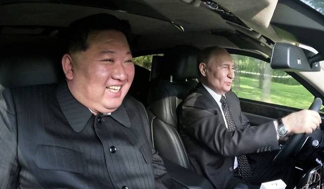 푸틴 러시아 대통령과 김정은 북한 국무위원장이 아우루스 차를 시승하는 모습. 연합뉴스