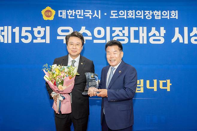 연규식(왼쪽) 도의원이 지난 21일 대한민국 시도의회의장협의회에서 주관하는 ‘제15회 우수의정 대상’을 수상한 뒤 배한철(오른쪽) 경북도의회 의장과 기념촬영을 하고 있다. 연규식 경북도의원 제공