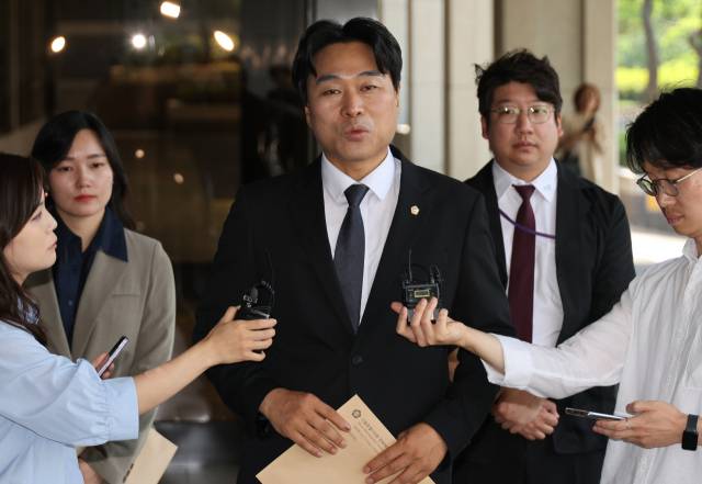 국민의힘 이종배 서울시의원이 ‘김정숙 여사 인도 외유성 출장 의혹’ 고발인 조사를 받기 위해 19일 서울중앙지검에 출석하고 있다. 연합뉴스