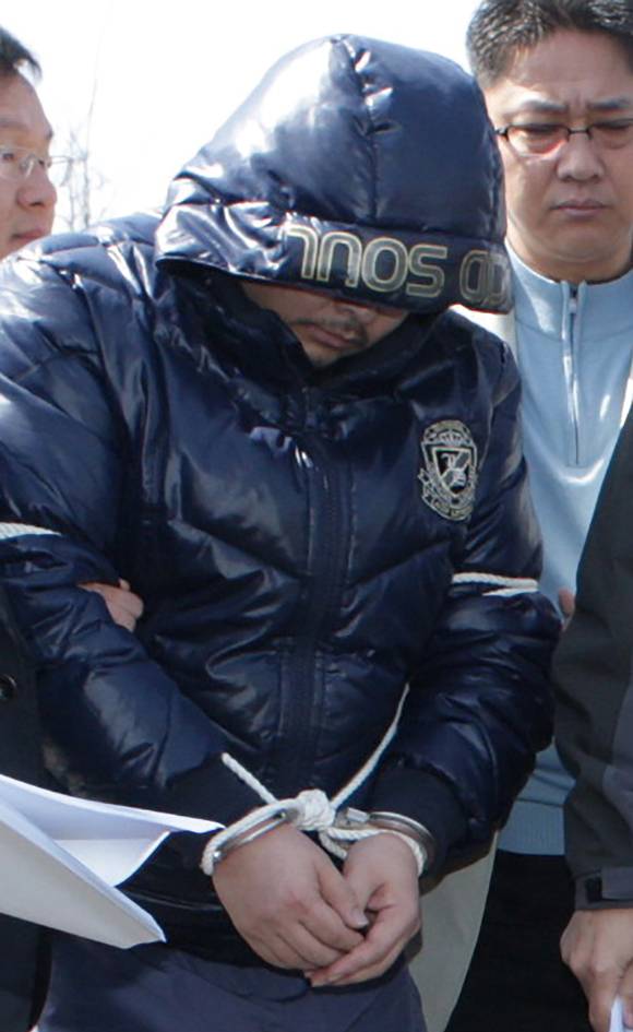 부녀자 3명을 납치해 살해한 혐의(강도살인 등)로 구속된 택시기사 안남기가 2010년 4월2일 청주시 무심천에서 현장검증에 임하고 있다. ⓒ연합뉴스