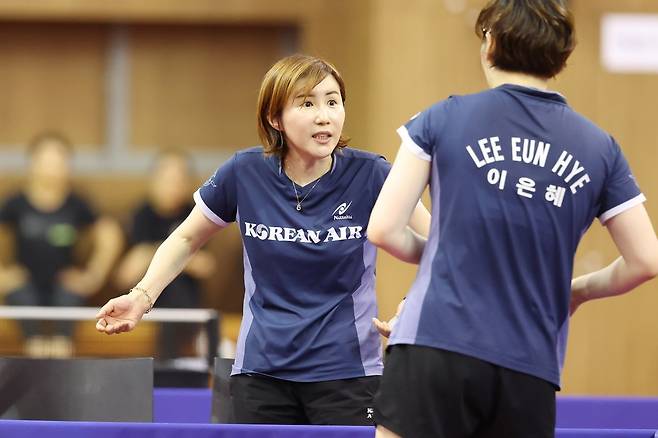 여자탁구대표팀 이은혜(앞)와 대한항공 당예서 코치. 사진제공｜대한탁구협회