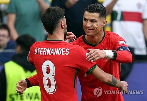 포르투갈 축구 국가대표팀이 23일(한국시간) 독일 도르트문트의 BVB 슈티다온에서 열린 튀르키예 축구 국가대표팀과의 유럽축구연맹(UEFA) 유로 2024 F조 2차전에서 3-0 완승을 거뒀다.&nbsp;  호날두가 골 대신 도움을 기록하면서 유로 통산 7도움을 기록, 대회 역대 최다 도움 1위로 올라섰다. 연합뉴스