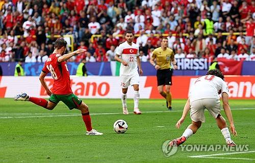포르투갈 축구 국가대표팀이 23일(한국시간) 독일 도르트문트의 BVB 슈티다온에서 열린 튀르키예 축구 국가대표팀과의 유럽축구연맹(UEFA) 유로 2024 F조 2차전에서 3-0 완승을 거뒀다.&nbsp;  호날두가 골 대신 도움을 기록하면서 유로 통산 7도움을 기록, 대회 역대 최다 도움 1위로 올라섰다. 이미 통산 14골로 대회 최다골 기록을 보유한 그는 도움 부문까지 1위에 올랐다. 포르투갈은 2연승으로 16강 진출을 확정지었다. 연합뉴스