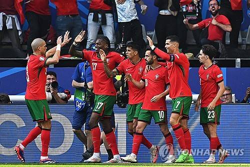 포르투갈 축구 국가대표팀이 23일(한국시간) 독일 도르트문트의 BVB 슈티다온에서 열린 튀르키예 축구 국가대표팀과의 유럽축구연맹(UEFA) 유로 2024 F조 2차전에서 3-0 완승을 거뒀다.&nbsp;  호날두가 골 대신 도움을 기록하면서 유로 통산 7도움을 기록, 대회 역대 최다 도움 1위로 올라섰다. 이미 통산 14골로 대회 최다골 기록을 보유한 그는 도움 부문까지 1위에 올랐다. 포르투갈은 2연승으로 16강 진출을 확정지었다. 연합뉴스