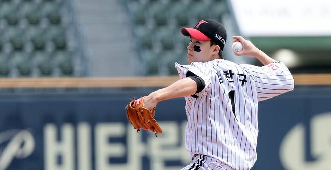 LG 투수 임찬규는 23일 잠실구장에서 열린 '2024 신한 SOL Bank KBO 리그' KT와 더블헤더 1경기에서 선발 등판했다. 부상 복귀전에서 5이닝 1실점으로 팀 승리를 이끌어 시즌 4승을 챙겼다. 연합뉴스