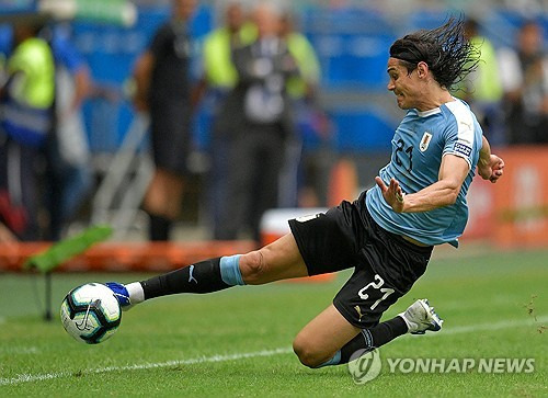 로드리고 벤탄쿠르의 우루과이 축구 국가대표팀 경기 선발 출전 여부에 관심이 쏠리고 있다. 벤탄쿠르가 최근 한 방송 프로그램에서 손흥민과 아시아인들에 대해 인종차별적인 발언을 해 논란을 일으켰기 때문이다. 현재 미국에서 열리고 있는 2024 코파 아메리카에 참가 중인 벤탄쿠르는 우루과이와 함께 2011년 대회 이후 13년 만의 우승에 도전한다. 사진 연합뉴스