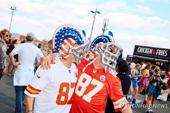 스위프트의 연인 NFL 켈시처럼 차려입은 팬들 [AFP=연합뉴스]