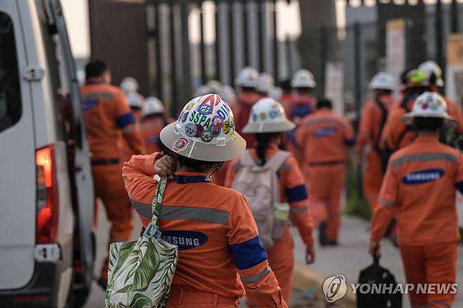 '삼성' 로고 옷 입고 출근하는 멕시코 정유공장 직원들 5월 21일 멕시코 타바스코주(州) 파라이소에 있는 멕시코 도스보카스 올메카 정유 공장에서 직원들이 출근하고 있다. 이곳 주요 시설의 설계·조달·시공은 삼성엔지니어링에서 맡았다. [AFP 연합뉴스 자료사진. 재판매 및 DB 금지]