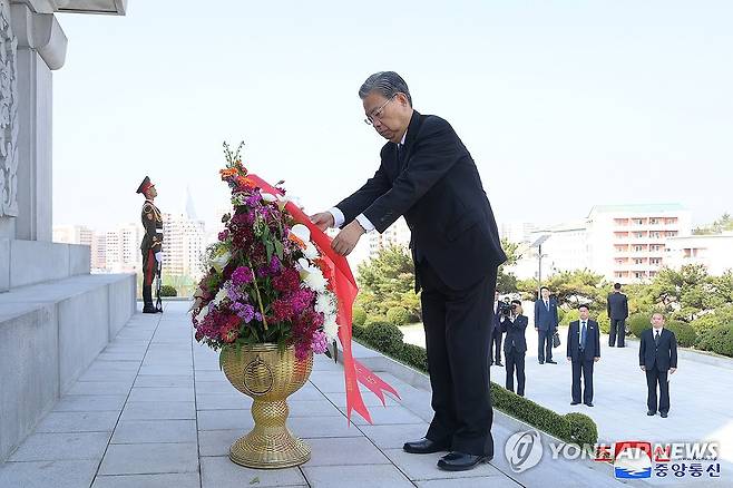 지난 4월 방북 당시 '북중우의탑'에 헌화하는 중국 자오러지 (평양 조선중앙통신=연합뉴스) '북중친선의 해'를 기념하기 위해 방북 중인 자오러지(趙樂際) 전국인민대표대회(전인대) 상무위원장을 단장으로 하는 중국 당 및 정부대표단이 지난 12일 6.25전쟁에 참전한 중국 인민지원군을 기리는 '북중우의탑'에 꽃바구니를 진정했다고 조선중앙통신이 13일 보도했다. 2024.4.13 
    [국내에서만 사용가능. 재배포 금지. For Use Only in the Republic of Korea. No Redistribution] nkphoto@yna.co.kr