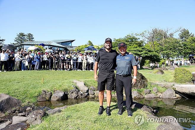 최경주, 잊지 못할 아일랜드 샷을 이곳에서 (서울=연합뉴스) 최경주가 19일 제주도 서귀포시 핀크스 골프클럽에서 열린 한국프로골프(KPGA) 투어 SK텔레콤 오픈에서 우승한 뒤 18번 홀 해저드 내 섬에서 캐디와 함께 기념 촬영하고 있다. 2024.5.19 [KPGA 제공. 재판매 및 DB 금지] photo@yna.co.kr