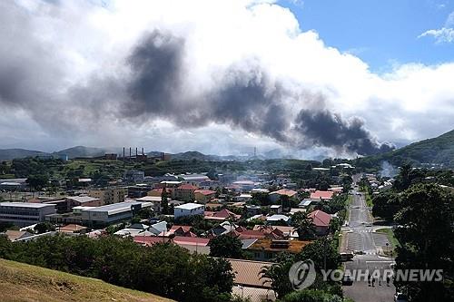 검은 연기 피어오르는 누벨칼레도니 수도 누메아 [AFP 연합뉴스 자료사진. 재판매 및 DB 금지]