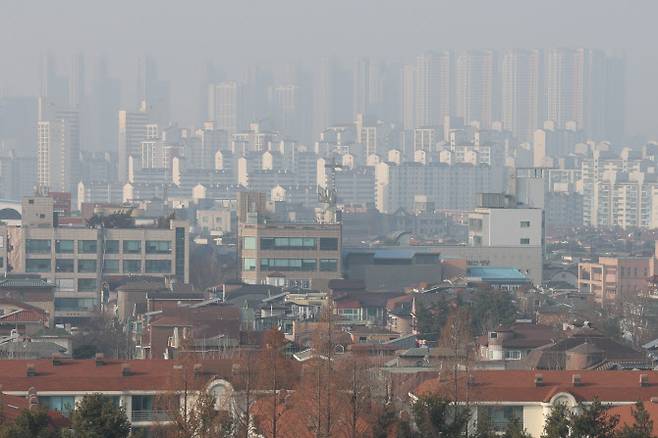 경기도 고양시 일산 일대에서 1기 신도시 건축물이 킨텍스 인근에 최근 들어선 건축물(상단부)과 높이 차이가 나는 모습.(사진=연합뉴스)