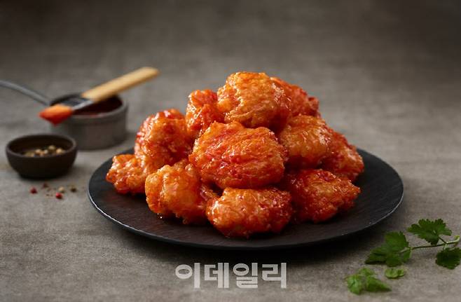 ‘고메 소바바치킨 양념’ 연출컷 (사진=CJ제일제당)