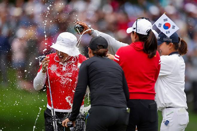 양희영(맨 왼쪽)이 LPGA 투어 메이저 대회 KPMG 위민스 PGA 챔피언십에서 우승하자 고진영(맨 오른쪽) 등 동료들이 샴페인을 뿌리며 축하해주고 있다. (사진=AFPBBnews)