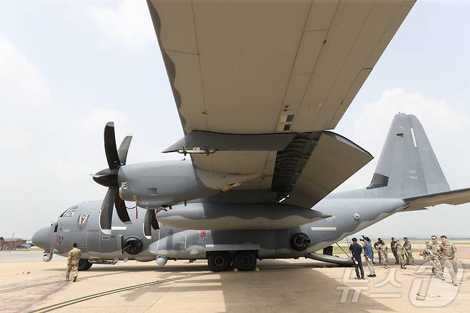 24일 오전 경기 평택시 주한미군 오산공군기지에서 열린 'AC-130J 고스트라이더 미디어데이'에서 AC-130J가 공개되고 있다. 2024.6.24/뉴스1 ⓒ News1 김영운 기자