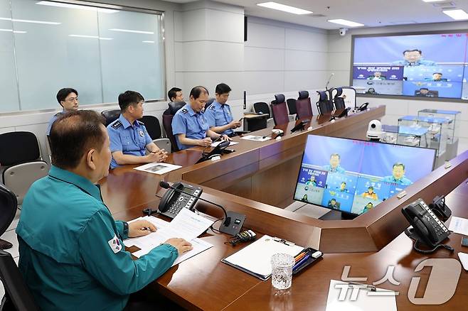 이상민 행정안전부 장관이 24일 오전 인천 연수구 해양경찰청 종합상황실에서 경기도 화성시 공장 화재와 관련해 중앙재난안전대책본부 영상 회의를 주재하고 있다. (행정안전부 제공) 2024.6.24/뉴스1