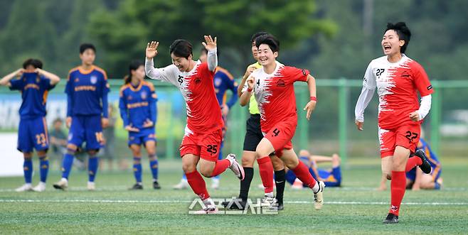 24일 경남 합천군 군민체육공원에서 진행된 ‘2024 스포츠 명품도시 웰니스 합천에서 펼쳐지는 제32회 여왕기 전국여자축구대회’ 대학부 울산과학대와 경북 대경대의 준결승 경기에서 대경대 선수들이 승부차기 끝에 결승 진출을 확정하면서 기뻐하고 있다. 2024. 6. 24.  합천 | 박진업 기자 upandup@sportsseoul.com