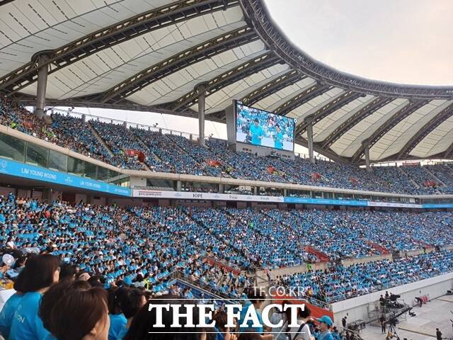 임영웅은 국내 팬덤 중에서도 가장 광범위하고 폭넓게 활성화돼 있다. 오직 임영웅 한 사람을 위해 존재하는 만큼 결속력도 대단하다. 사진은 지난 5월25일 서울월드컵경기장에서 가진 스타디움 공연. /강일홍 기자