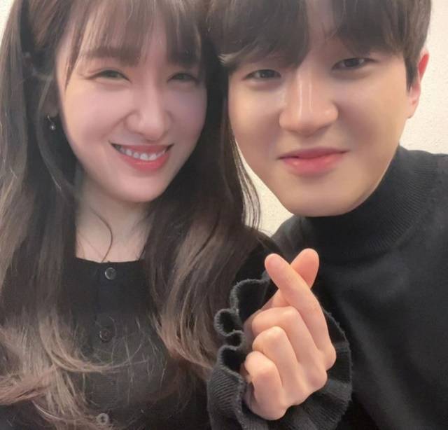 '연애남매'에서 커플이 된 윤하(왼쪽)과 윤재가 공개적으로 애정 표현을 이어가며 시청자들에게 많은 응원을 받고 있다. /SNS