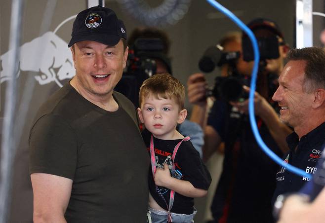 엘론 머스크가 지난 2023년 5월 6일 미국 플로리다주 마이애미 인터내셔널 오토드롬에서 열린 포뮬러 원(F1) 대회 연습 전 차고에서 아들을 안고 있다. 오른쪽은 레드불 팀 대표 크리스찬 호너. /로이터 뉴스1