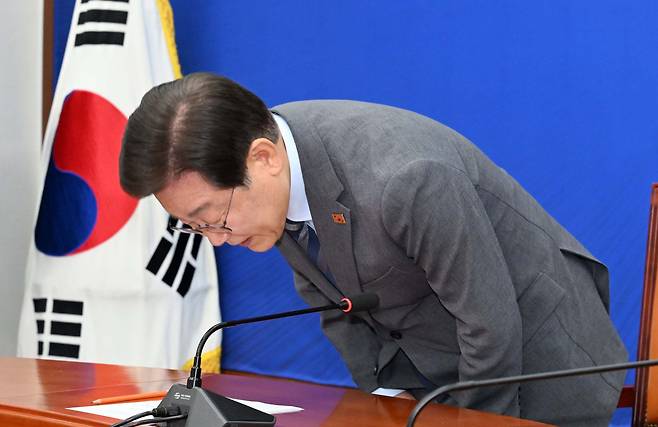 더불어민주당 이재명 대표가 24일 국회 당대표실에서 대표직 사임 기자회견을 하며 고개를 숙이고 있다. 이 대표는 대표직 사임으로 새 지도부를 선출하는 8·18 전당대회를 앞두고 대표직 연임 도전 결심을 확인했다. /이덕훈 기자