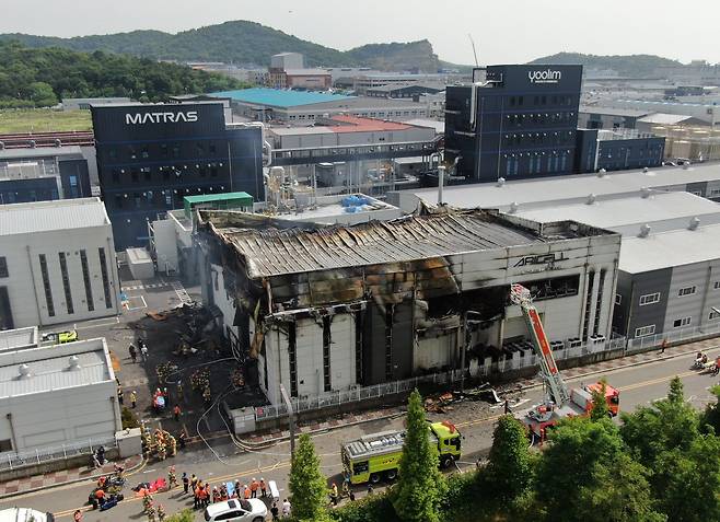 24일 경기 화성시에 위치한 일차전지 제조 공장 아리셀에서 화재가 발생해 소방대원들이 화재를 진압하고 있다. /뉴스1