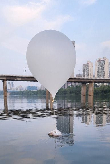 지난 6월 9일 북서울 잠실대교 인근에서 발견된 북한의 대남 오물풍선. /합동참모본부 제공