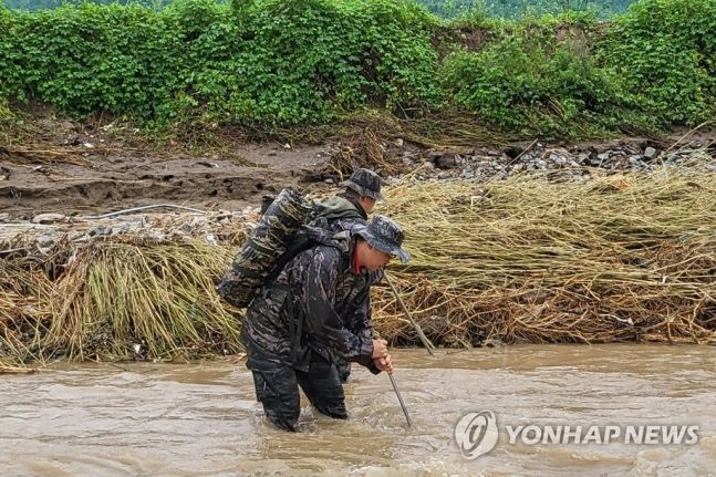 지난해 7월 18일 경북 예천군 감천면 벌방리 하천변에서 해병대 신속기동부대 장병들이 실종자를 찾고 있다.ⓒ연합뉴스