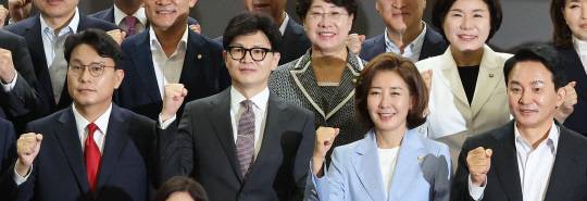 왼쪽부터 국민의힘 7·23 전당대회 당대표 출마 선언을 한 윤상현 의원, 한동훈 전 비상대책위원장, 나경원 의원, 원희룡 전 국토부 장관이 24일 오전 국회에서 열린 국민의힘 초선의원 공부모임에 참석해 기념촬영을 하며 파이팅하고 있다.<연합뉴스 사진>