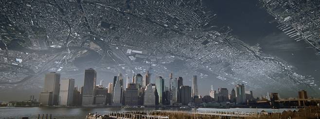 드라마 ‘삼체’에서 소폰이 지구 전체를 뒤덮는 거대한 표면으로 전개되고 있다. /넷플릭스