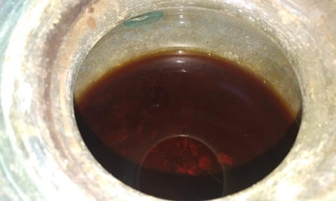 2019년 스페인 안달루시아의 한 가정집 아래서 발견한 유골함 중 하나에 있던 붉은 액체. 화학 성분을 분석한 결과 셰리주와 동일한 화이트와인으로 밝혀졌다. 사진=후안 마누엘 로만