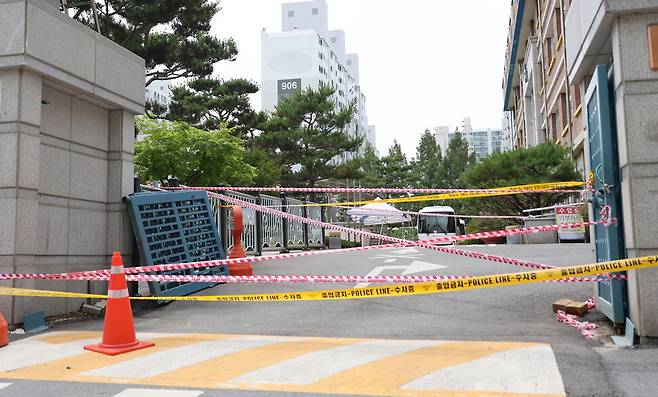 24일 충북 청주의 한 고교에서 70대 당직 전담원이 쓰러진 교문에 깔려 숨졌다. 연합뉴스 제공